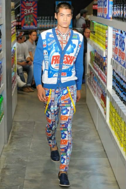 Moschino-Spring-Summceer-20dcsx13-Menswear-Collection-5-600x900