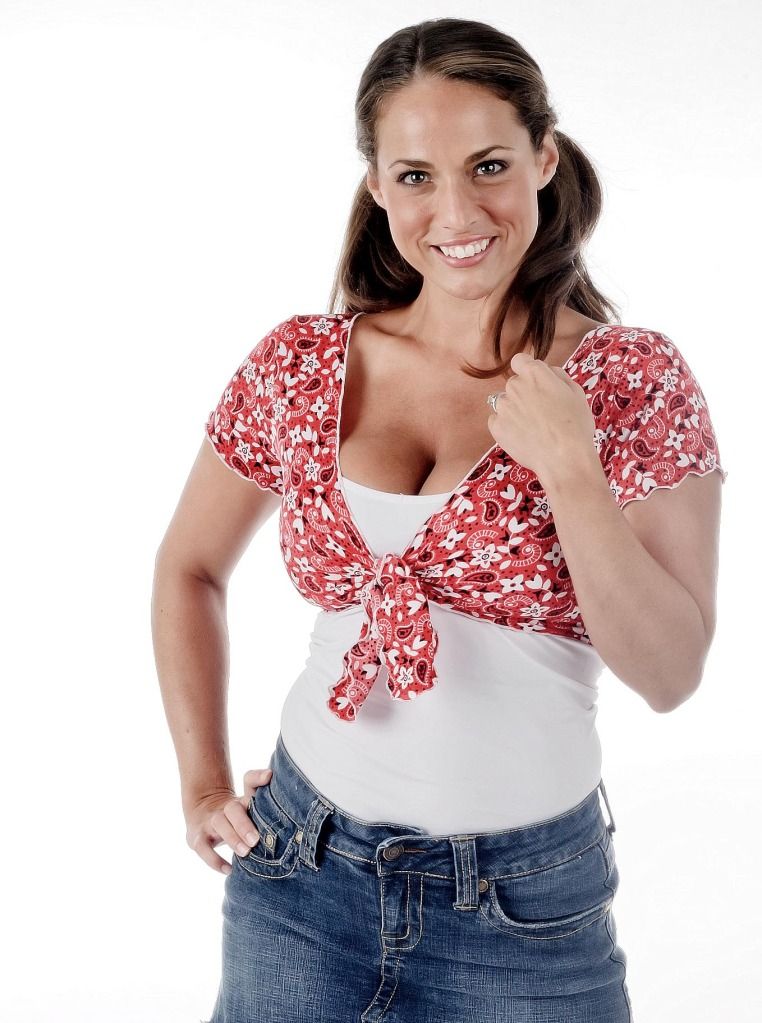 IMAGE: http://i1247.photobucket.com/albums/gg625/LiquidDarkPhoto/Glamour%20and%20Beauty/40dedc45.jpg