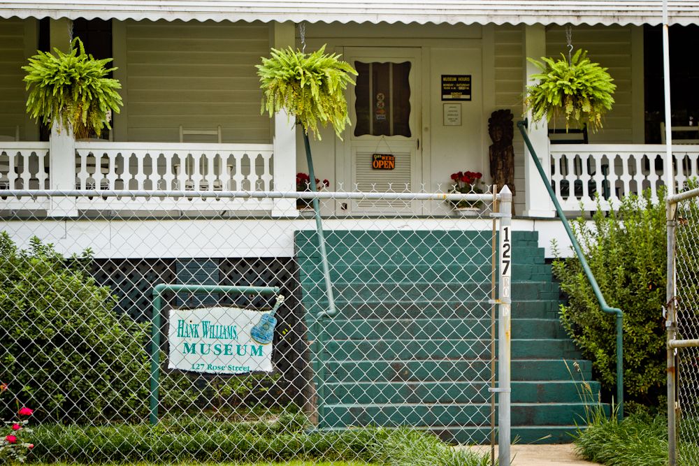 IMAGE: http://i1247.photobucket.com/albums/gg625/LiquidDarkPhoto/HankSrHome-1-2_zps0813e427.jpg