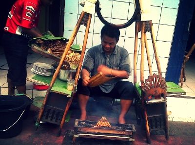 Pedagang Sate Ayam Madura di Ragusa, Jakarta