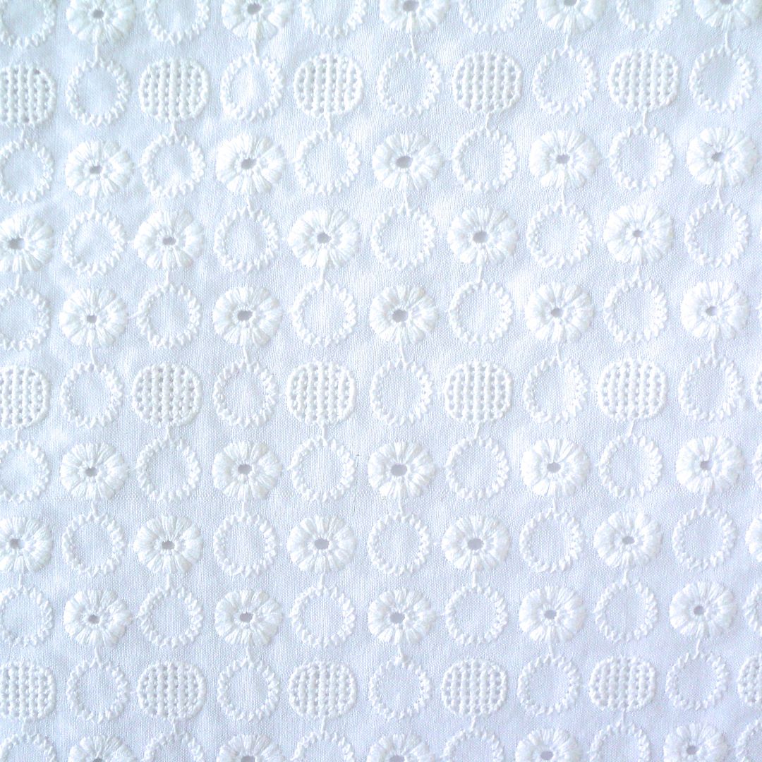 SMALL CIRCLE BRODERIE ANGLAISE - WHITE - 100% COTTON FABRIC clothing M242 - Photo 1 sur 1